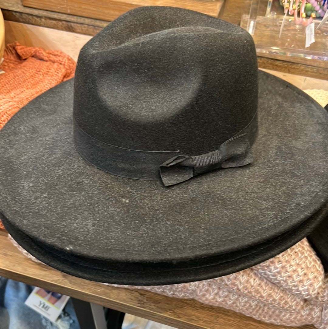 Black and ribbon bow wide brim fashion hat.