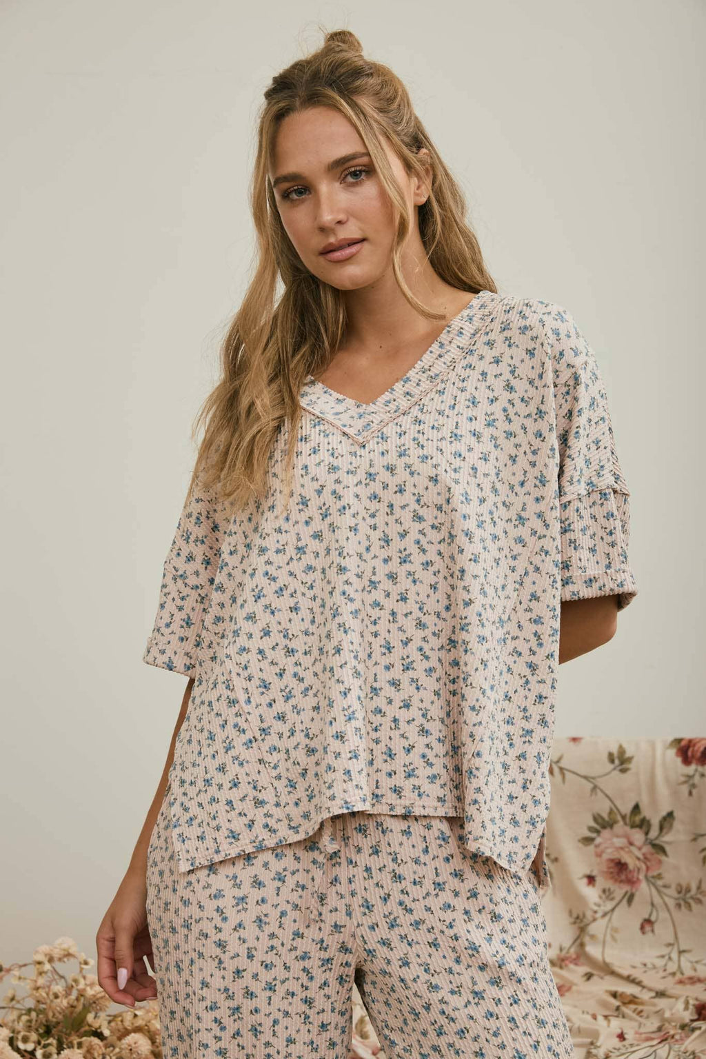J.O.A - DITSY FLORAL V NECK SHORT SLEEVE RIBBED KNIT TOP