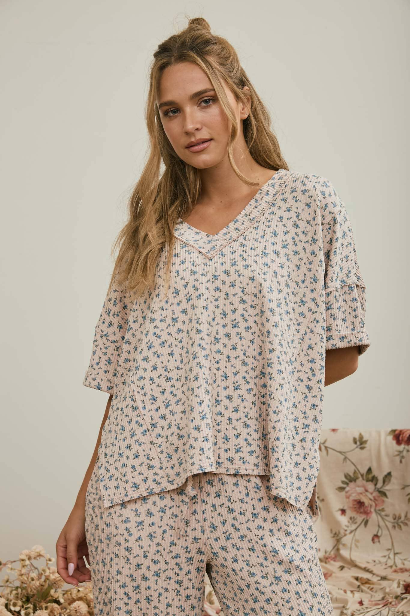 J.O.A - DITSY FLORAL V NECK SHORT SLEEVE RIBBED KNIT TOP