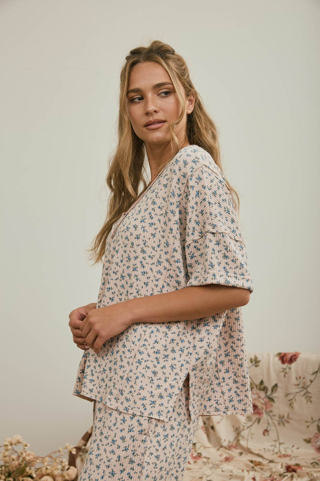 J.O.A - DITSY FLORAL V NECK SHORT SLEEVE RIBBED KNIT TOP