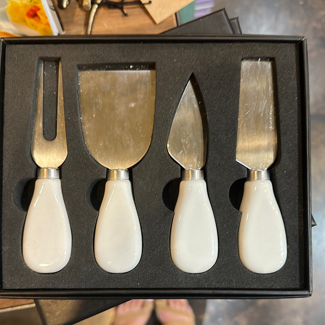 Ceramic spreader set.