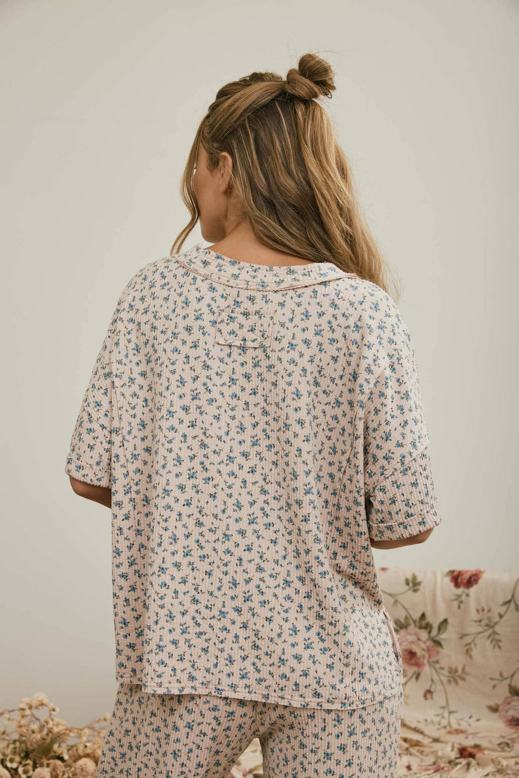 J.O.A - DITSY FLORAL V NECK SHORT SLEEVE RIBBED KNIT TOP