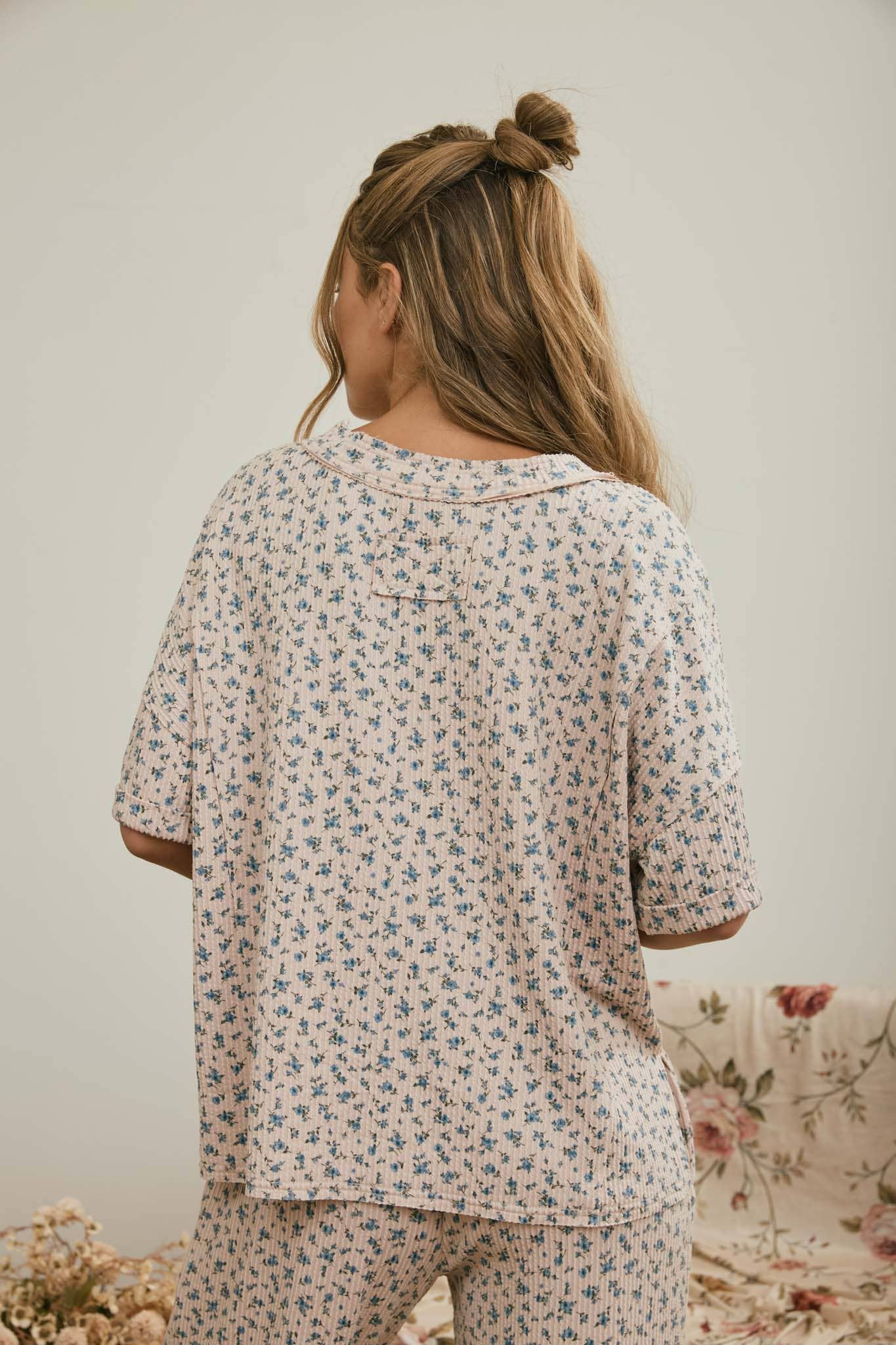 J.O.A - DITSY FLORAL V NECK SHORT SLEEVE RIBBED KNIT TOP
