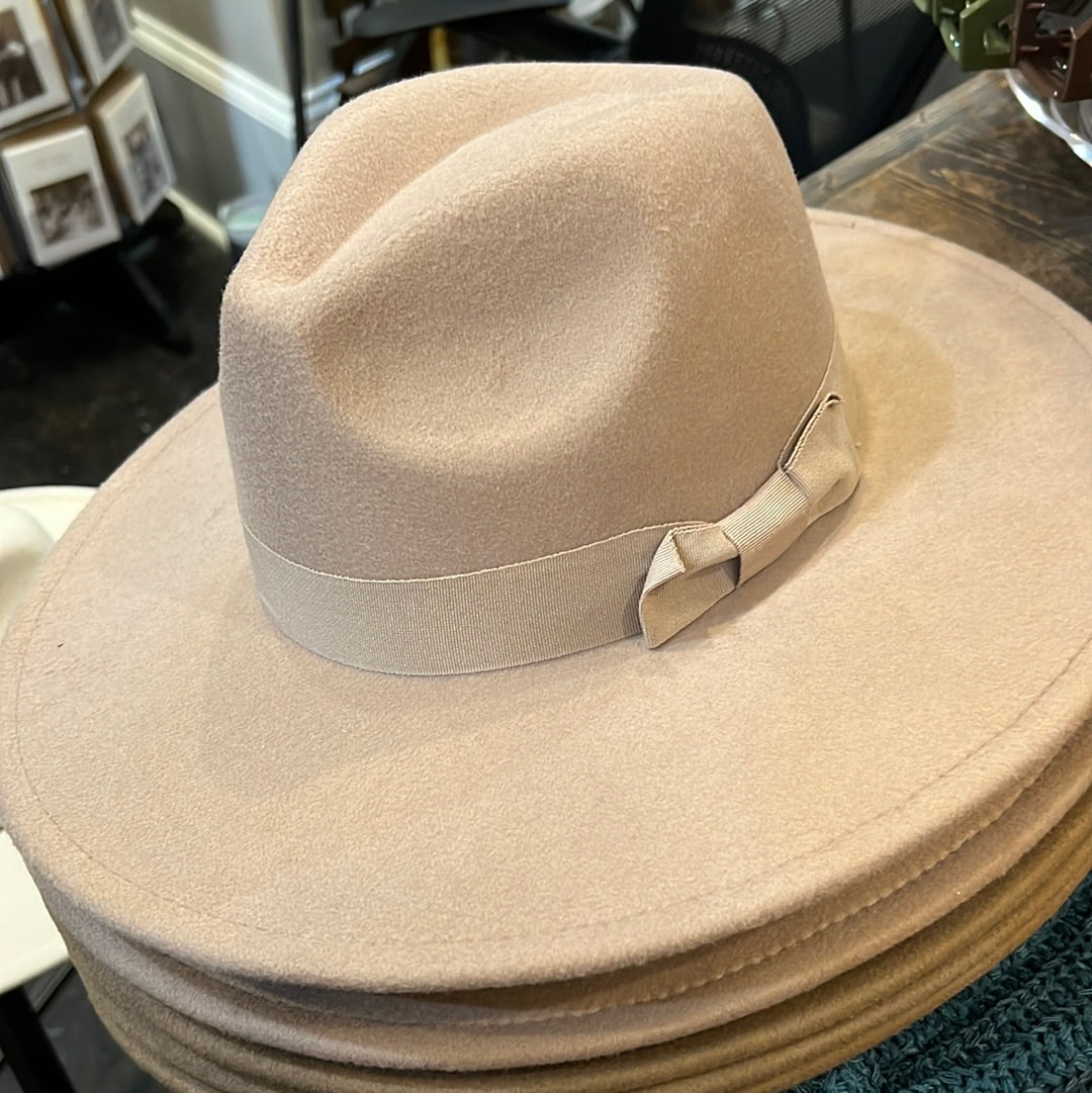 Cream and ribbon bow wide brim fashion hat.