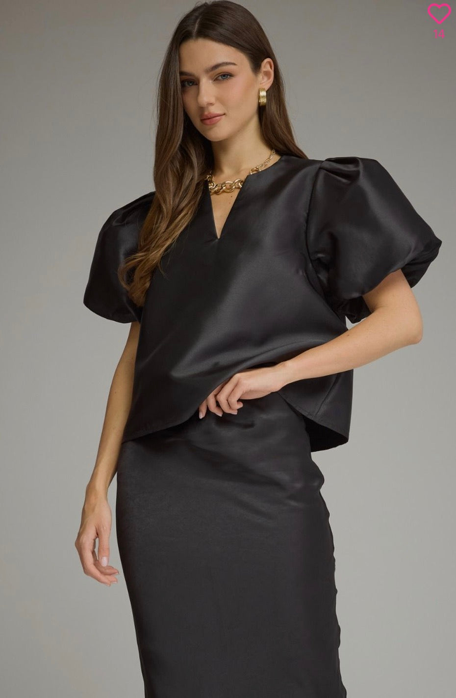 Solid short puff sleeve V-neck top