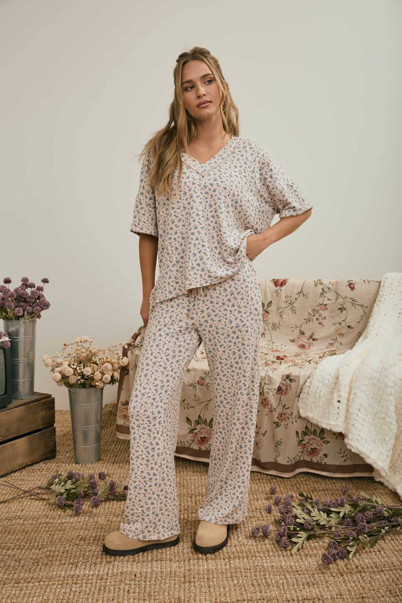 J.O.A - DITSY FLORAL V NECK SHORT SLEEVE RIBBED KNIT TOP
